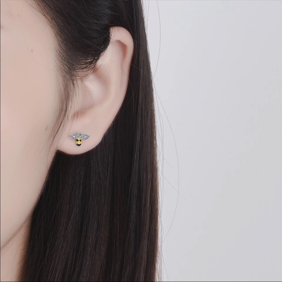 Dainty Bee + Flower Asymmetric Stud Earrings - Picture 3 of 5